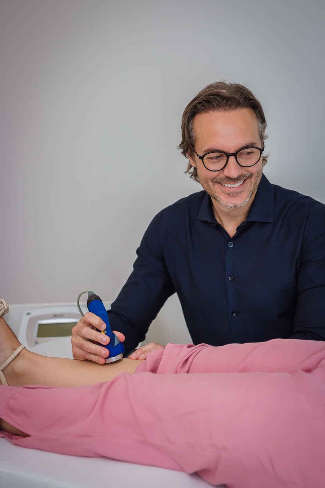Dr. Filipe Abdalla aplicando eletroterapia